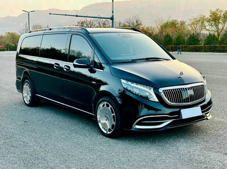 奔驰V 正面外观二