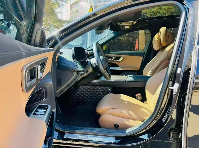 奔驰E 内饰后排