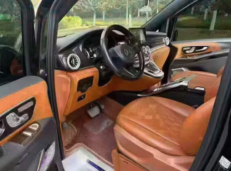 奔驰V 后面外观三