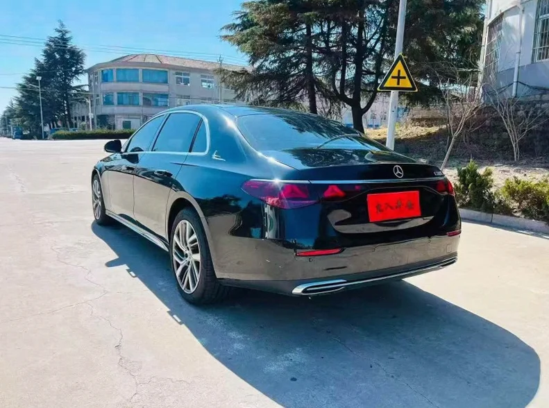 奔驰E 后面外观一