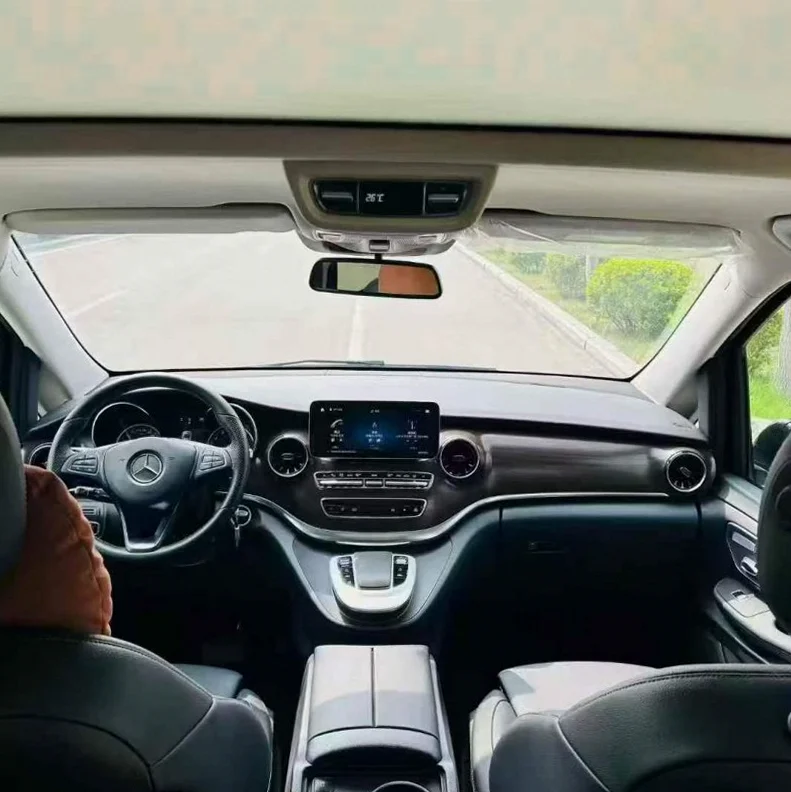 奔驰V 后面外观一