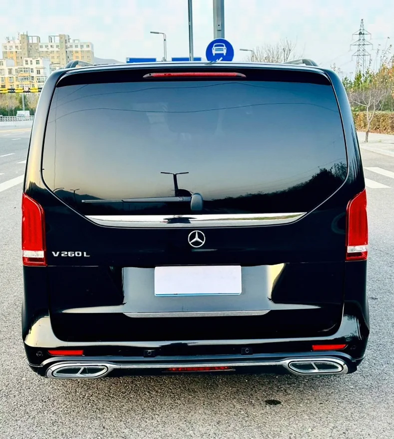 奔驰V 后面外观二