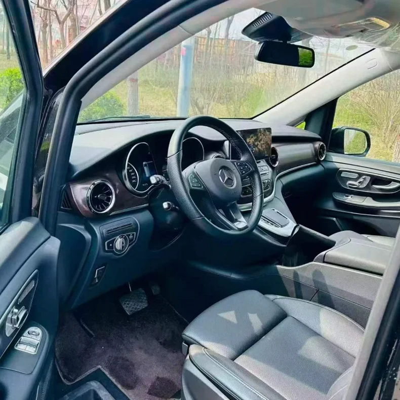 奔驰V 后面外观二