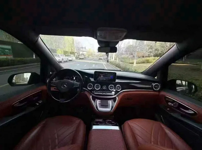 奔驰V 后面外观二