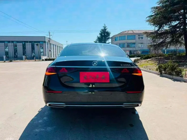 奔驰E 正面外观三