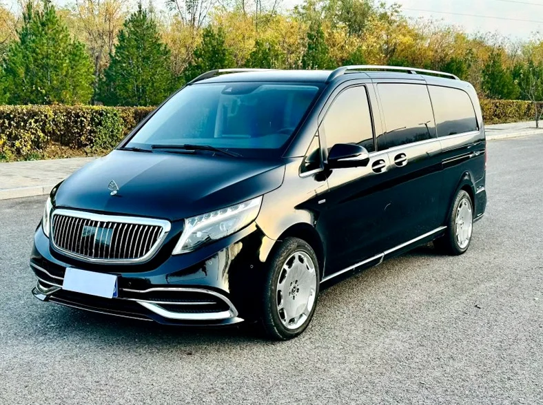 奔驰V 后面外观一