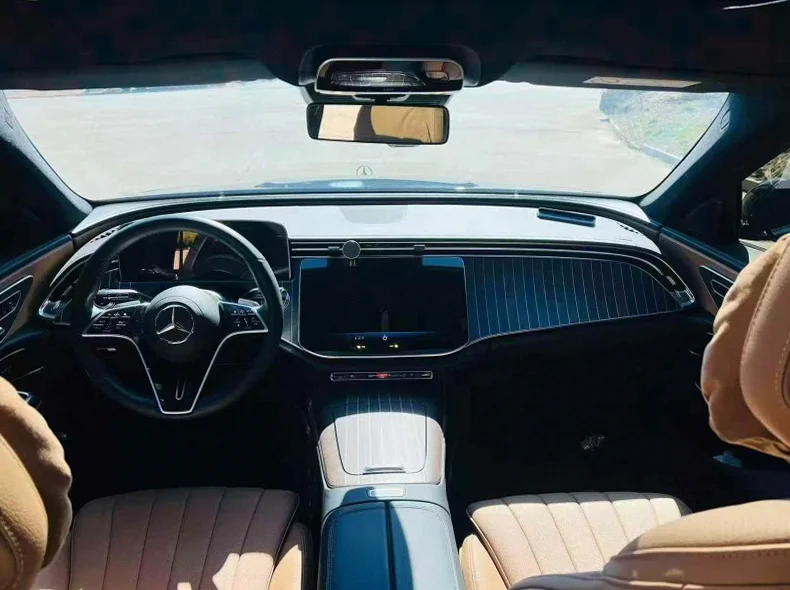 奔驰E 内饰前排