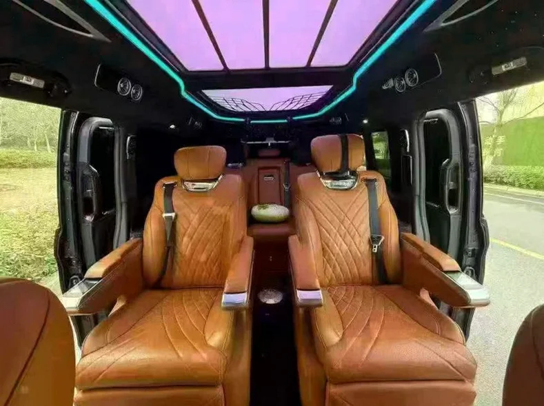 奔驰V 后面外观一