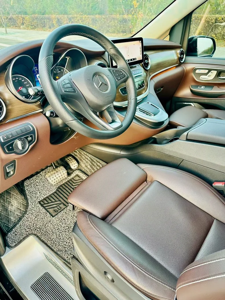 奔驰V 正面外观三