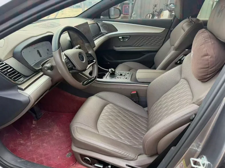 比亚迪汉 正面外观三