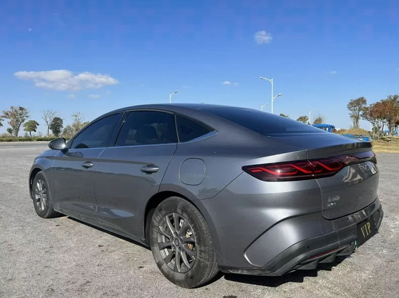 比亚迪秦 驾驶室