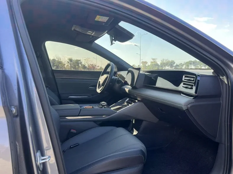 比亚迪秦 内饰前排