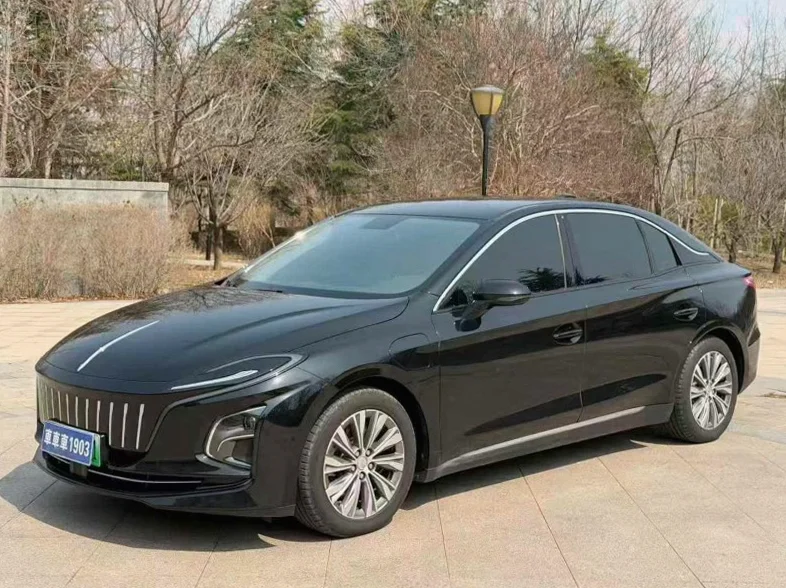 红旗E-QM5 正面外观三