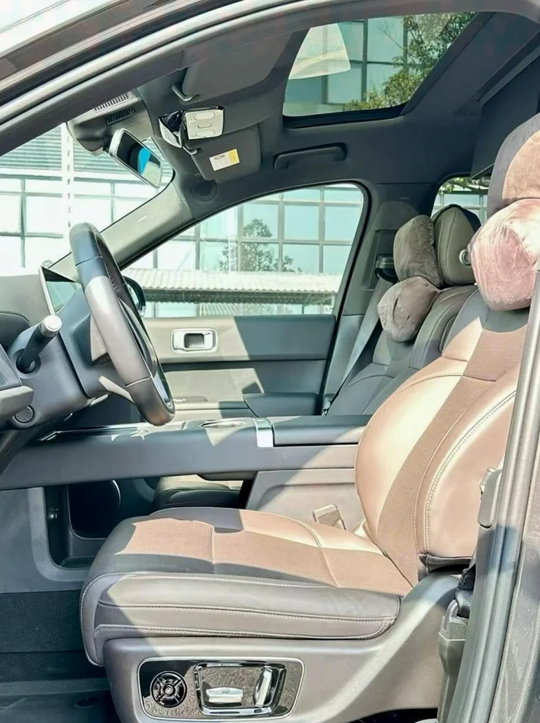 理想L9 内饰前排