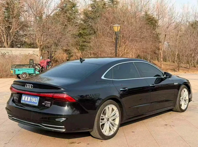 奥迪A7L 内饰前排