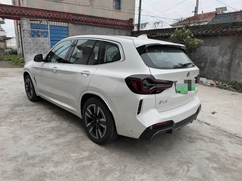 宝马IX 正面外观三