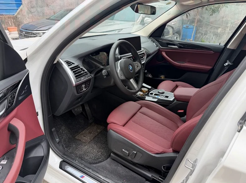 宝马IX 内饰前排