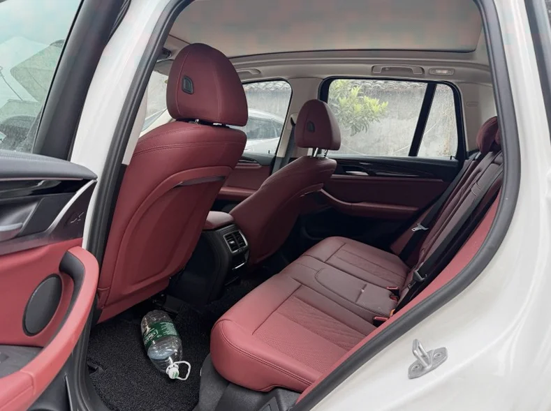 宝马IX 内饰后排