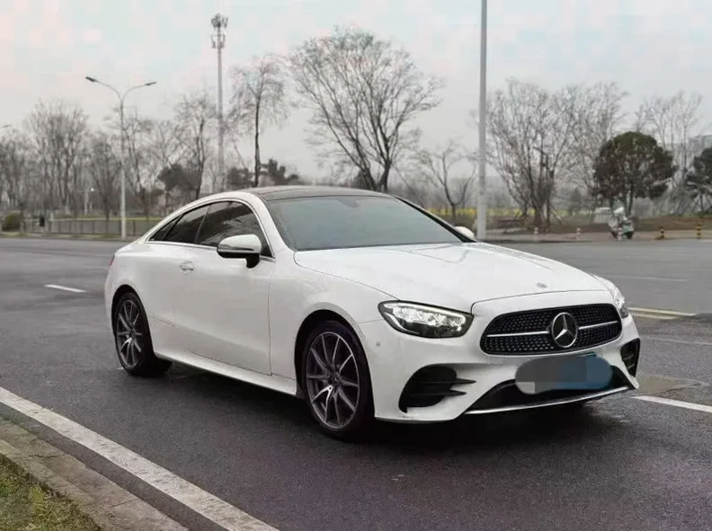 奔驰E 正面外观三