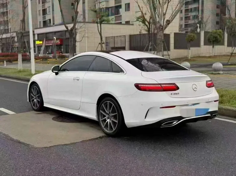 奔驰E 内饰后排