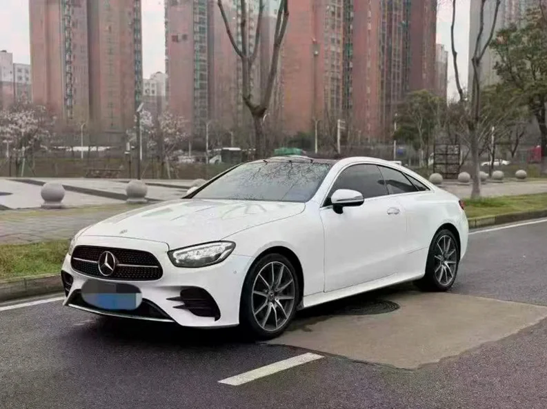 奔驰E 正面外观二