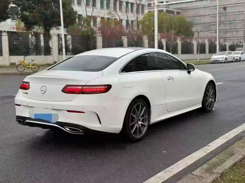 奔驰E 内饰前排