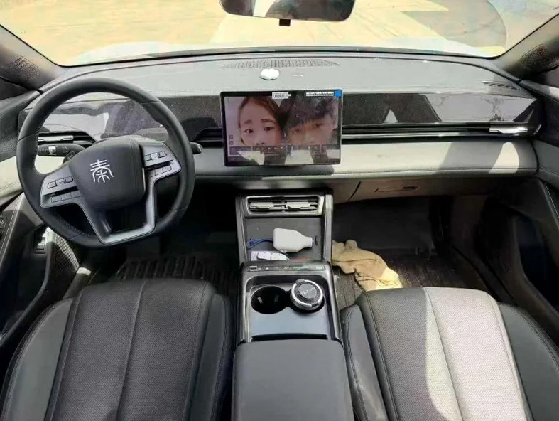 比亚迪秦 内饰前排