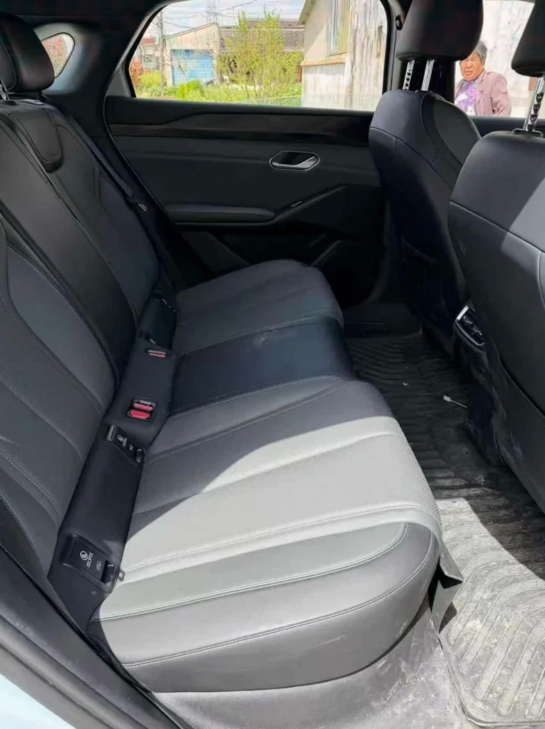比亚迪秦 内饰后排
