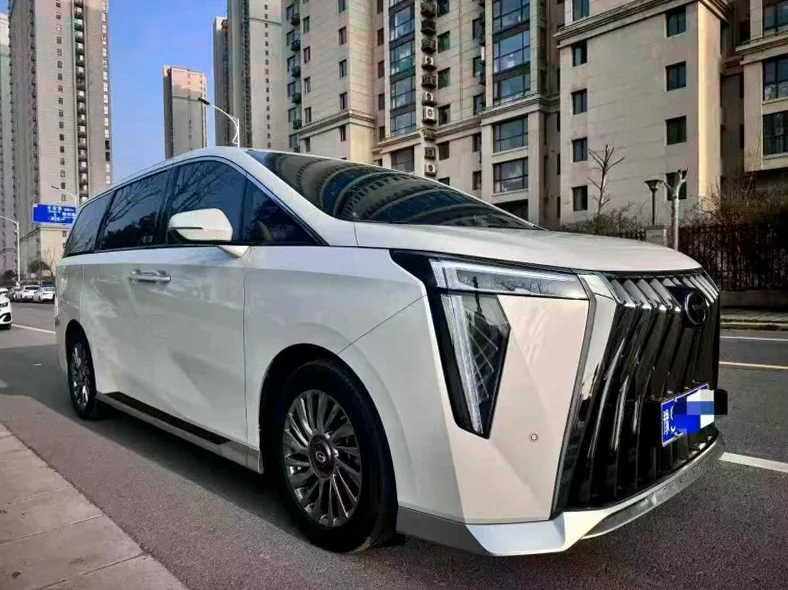 传祺M8 正面外观三