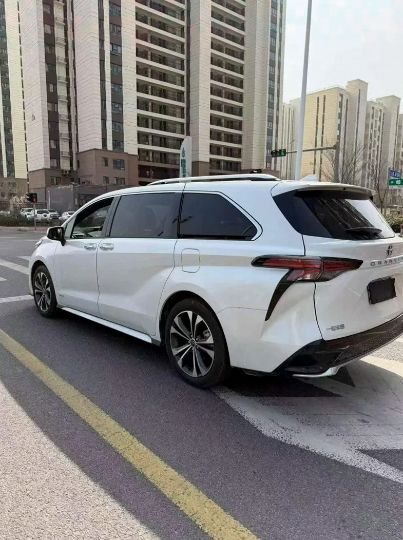 丰田格瑞维亚 内饰后排