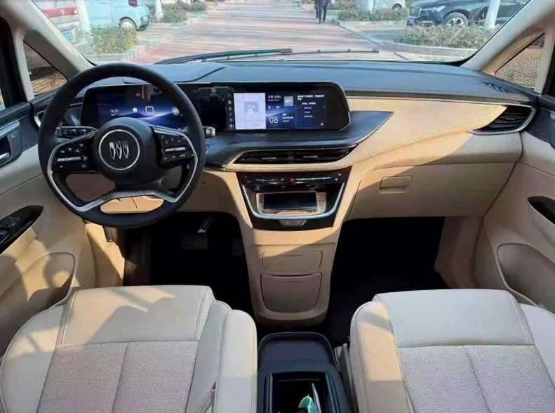 别克GL8 后面外观一