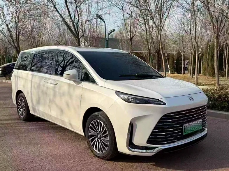 别克GL8 正面外观二