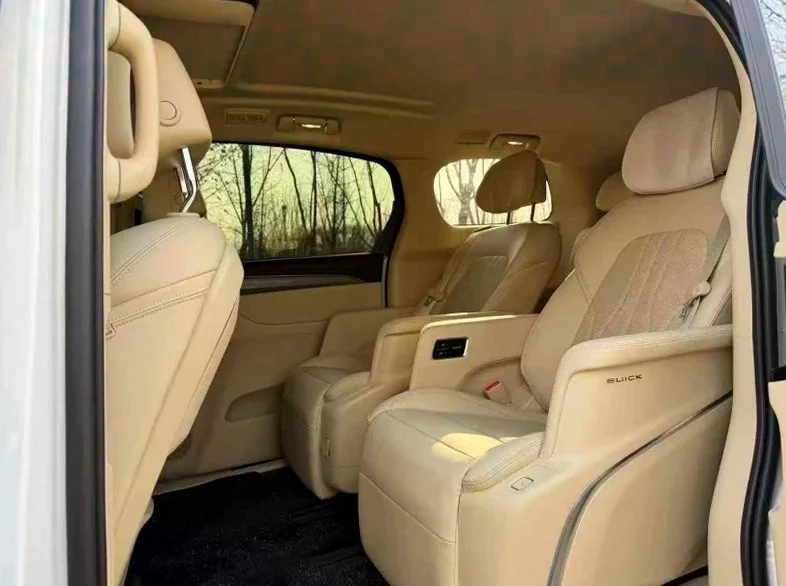 别克GL8 内饰前排