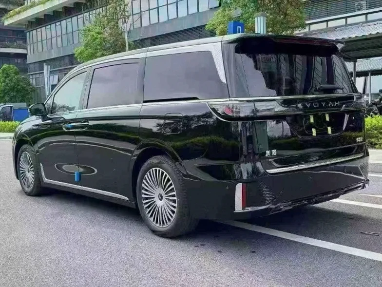 岚图汽车梦想家 驾驶室