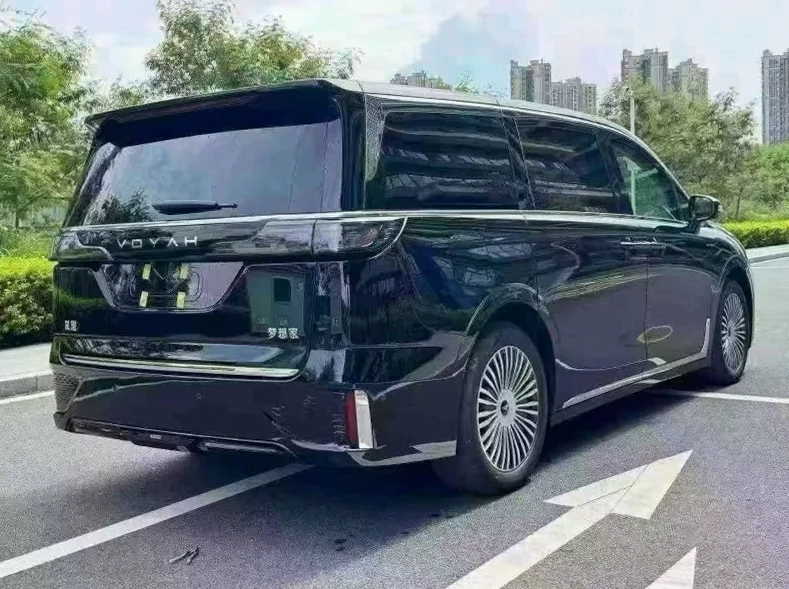 岚图汽车梦想家 内饰前排