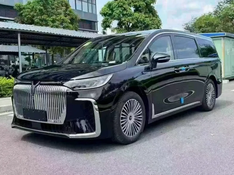 岚图汽车梦想家 正面外观二