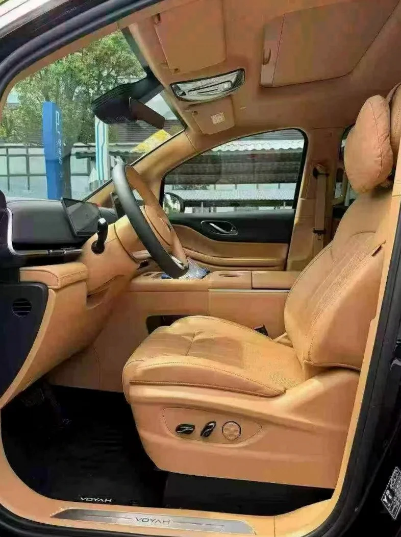 岚图汽车梦想家 后面外观一