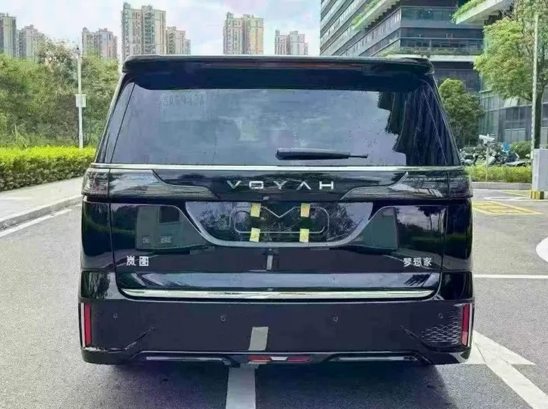 岚图汽车梦想家 内饰后排