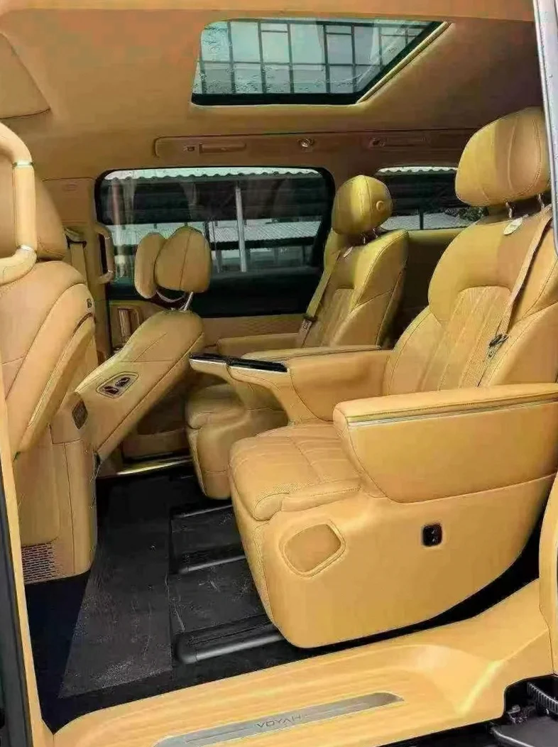 岚图汽车梦想家 后面外观二