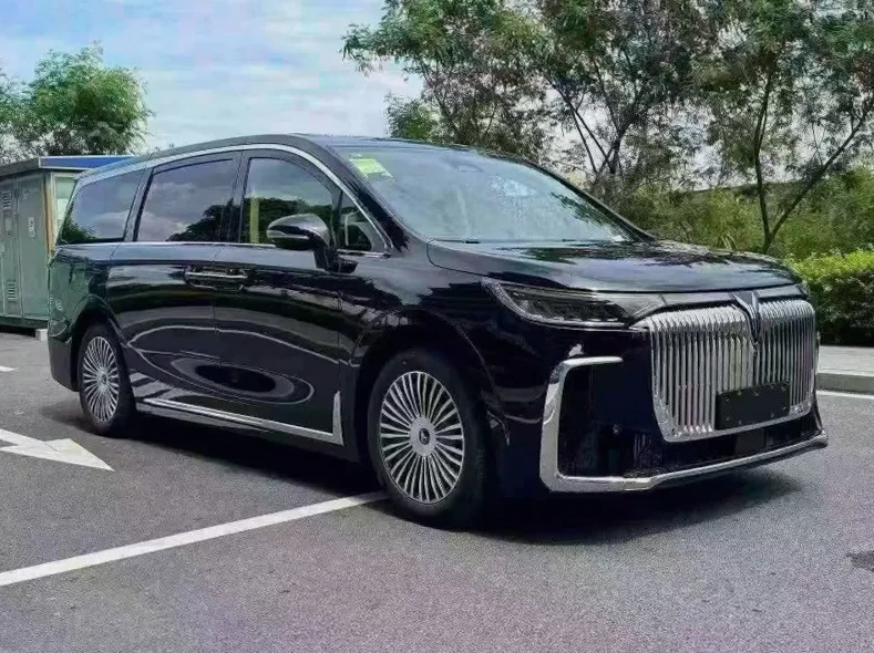 岚图汽车梦想家 正面外观三