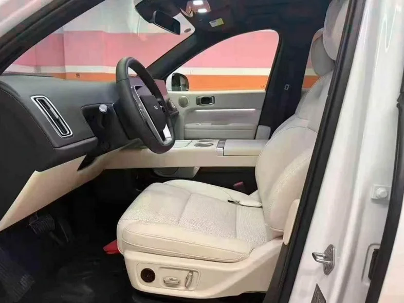 理想L6 正面外观二