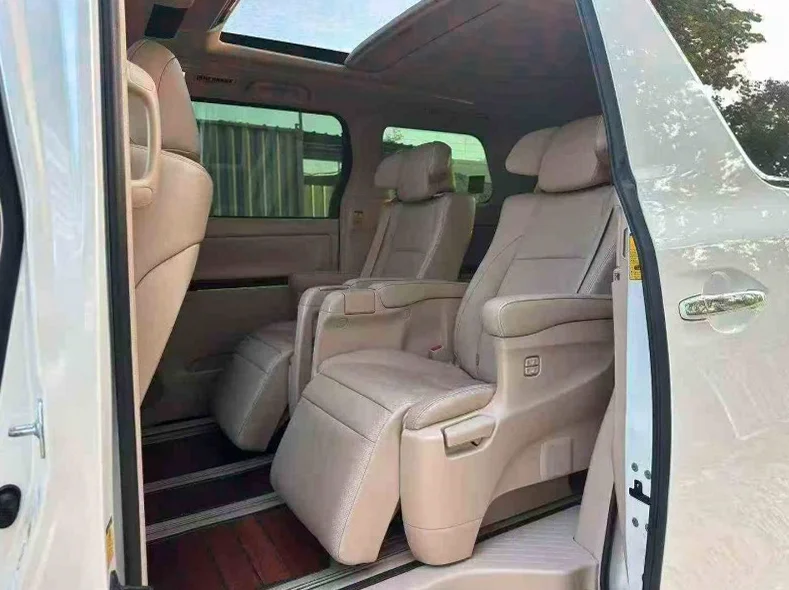 丰田埃尔法 后面外观二