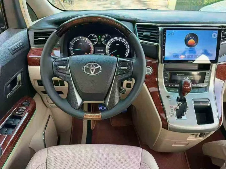 丰田埃尔法 后面外观三