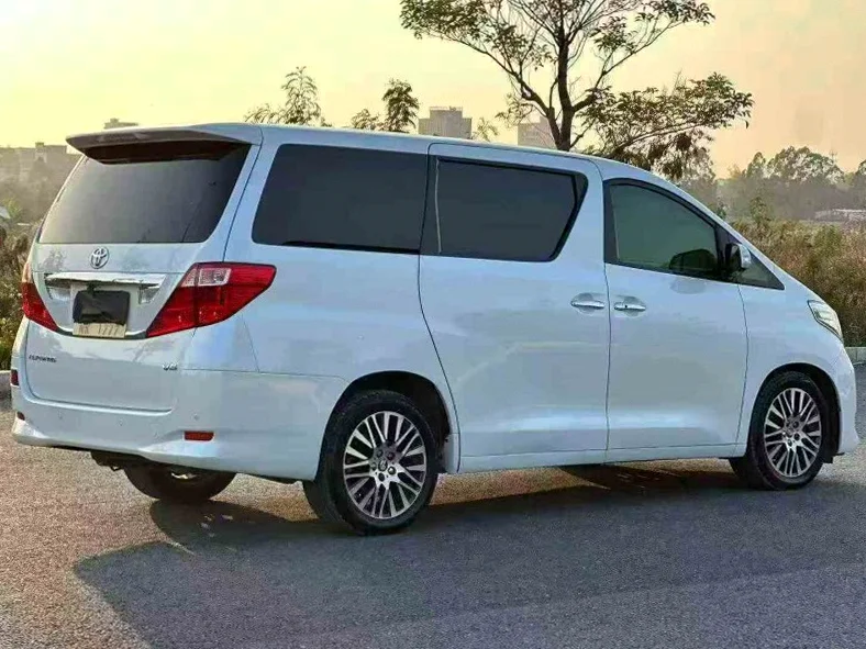 丰田埃尔法 内饰后排