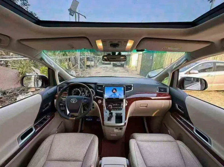 丰田埃尔法 后面外观一