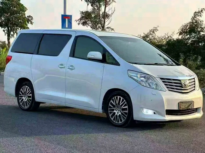 丰田埃尔法 正面外观二