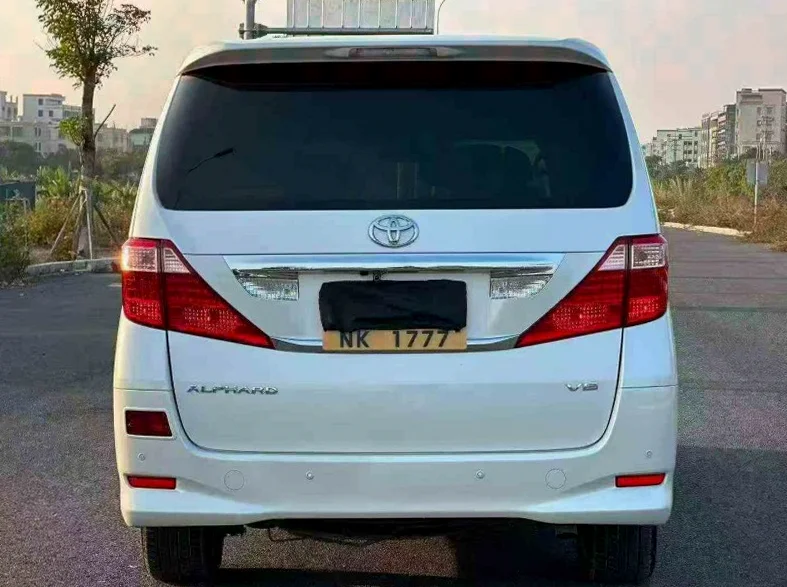 丰田埃尔法 驾驶室