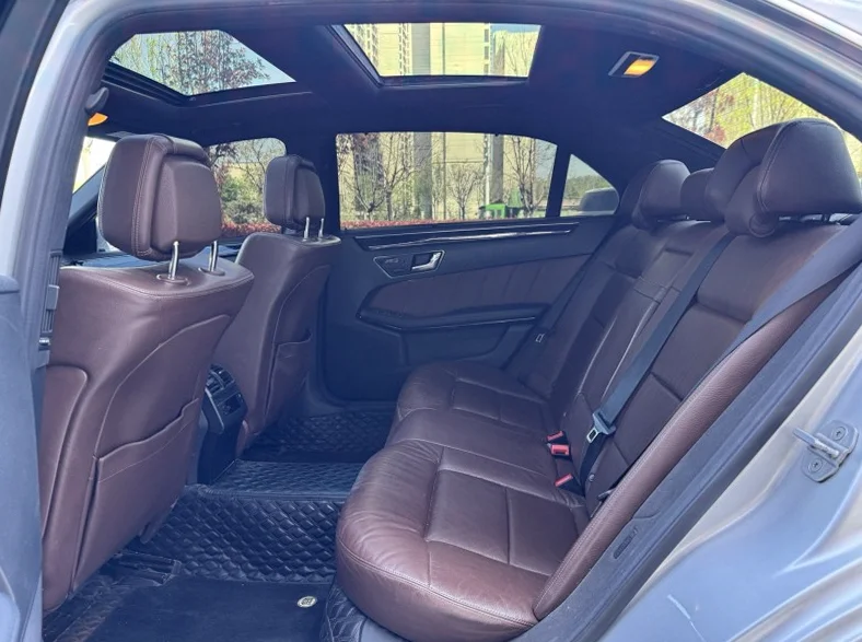 奔驰E 内饰前排