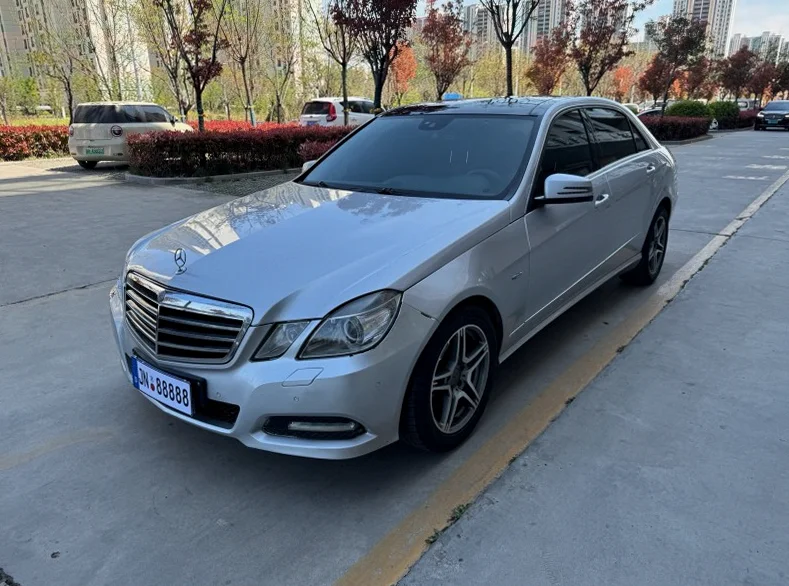 奔驰E 正面外观三