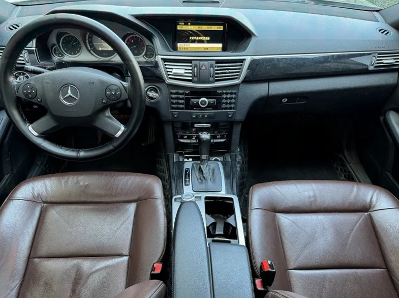 奔驰E 内饰后排